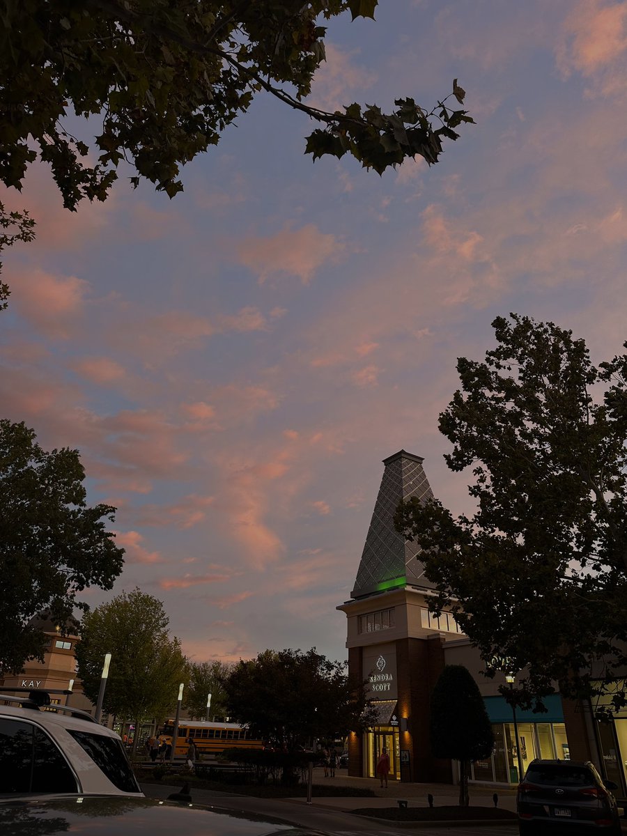 caroluciaa's tweet photo. my favorite color: the sky https://t.co/oJcLylcQYE