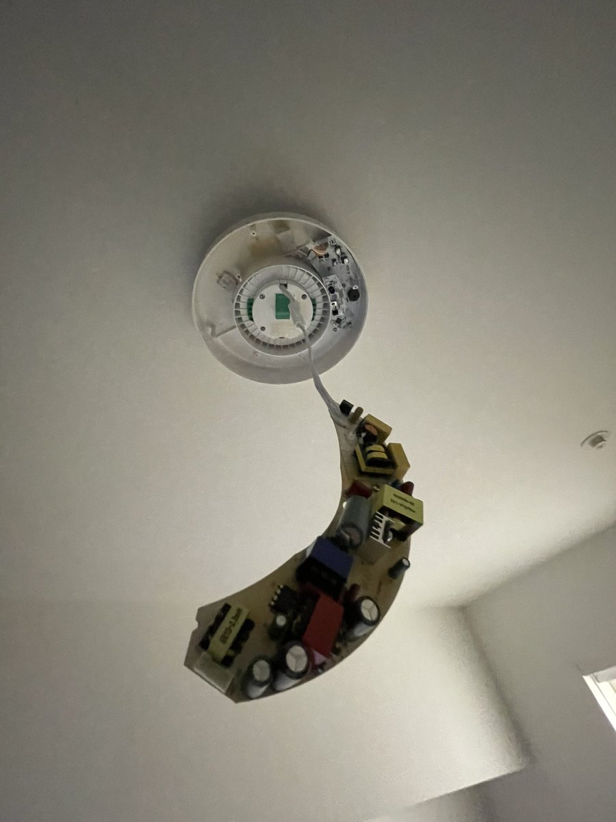 bunji1818's tweet photo. 昨夜、急に大きな音がして部屋に行ってみると、SwitchBot LEDシーリングライトが本体ごと落下して破損していた。よく見ると、配線器具から外れたのではなく、本体のねじ止め7か所が全て破損して基盤ごと落下した模様。10分前までその真下にいたので、ある意味不幸中の幸い。
(↓続きます) https://t.co/P1CLXyKxAN