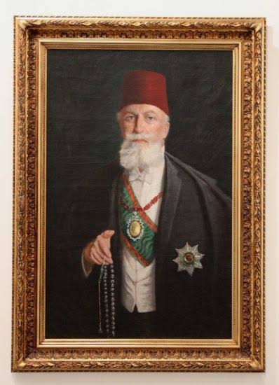 ArsivSaka's tweet photo. "OSMANLI'YI DEDELERİMİN İÇKİSİ YIKTI"

TÜRKİYE'de son günlerde gündeme gelen "içki" ve "millî içki" tartışmalarına bugün İslam dünyasının ve Osmanlı İmparatorluğu'nun son halifesi olan Abdülmecid Efendi de katılıyor...

Abdülmecid Efendi 1920'lerde kaleme aldığı, yayınlanmayan ve şimdi bende bulunan kendi elyazısı ile olan bir risalesinde tahta geçen 36 padişahın özelliklerini anlatıyor, hepsini hataları ve sevapları ile değerlendiriyor ve yıkılmanın sebebini bazı hükümdarların içkiye olan aşırı düşkünlüklerine bağlıyor.