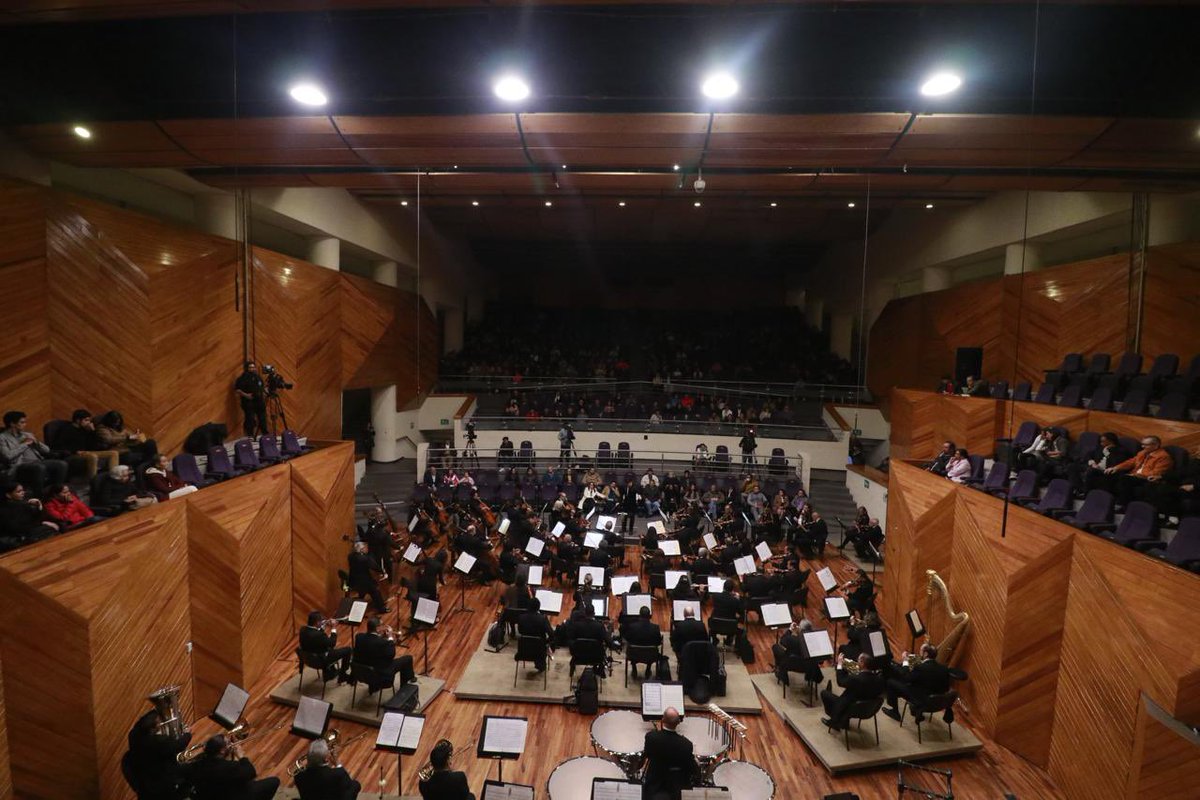 OSEMoficial's tweet photo. Esta noche nuestro público disfrutó de un extraordinario concierto bajo la dirección del maestro Mariano Chiacchiarini en su debut en México con nuestra orquesta.
Agradecemos a todas y todos por acompañarnos en el #Programa4 de #La151 https://t.co/vLa2eJyT59