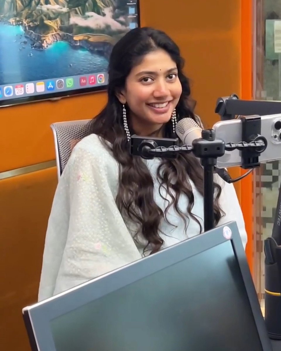 SaipallaviFC's tweet photo. Our Cuty During #Amaran promotional interview in Malaysia 🥹🤍
@Sai_Pallavi92 

#SaiPallavi #AmaranDiwali https://t.co/4CC4gKLsvN