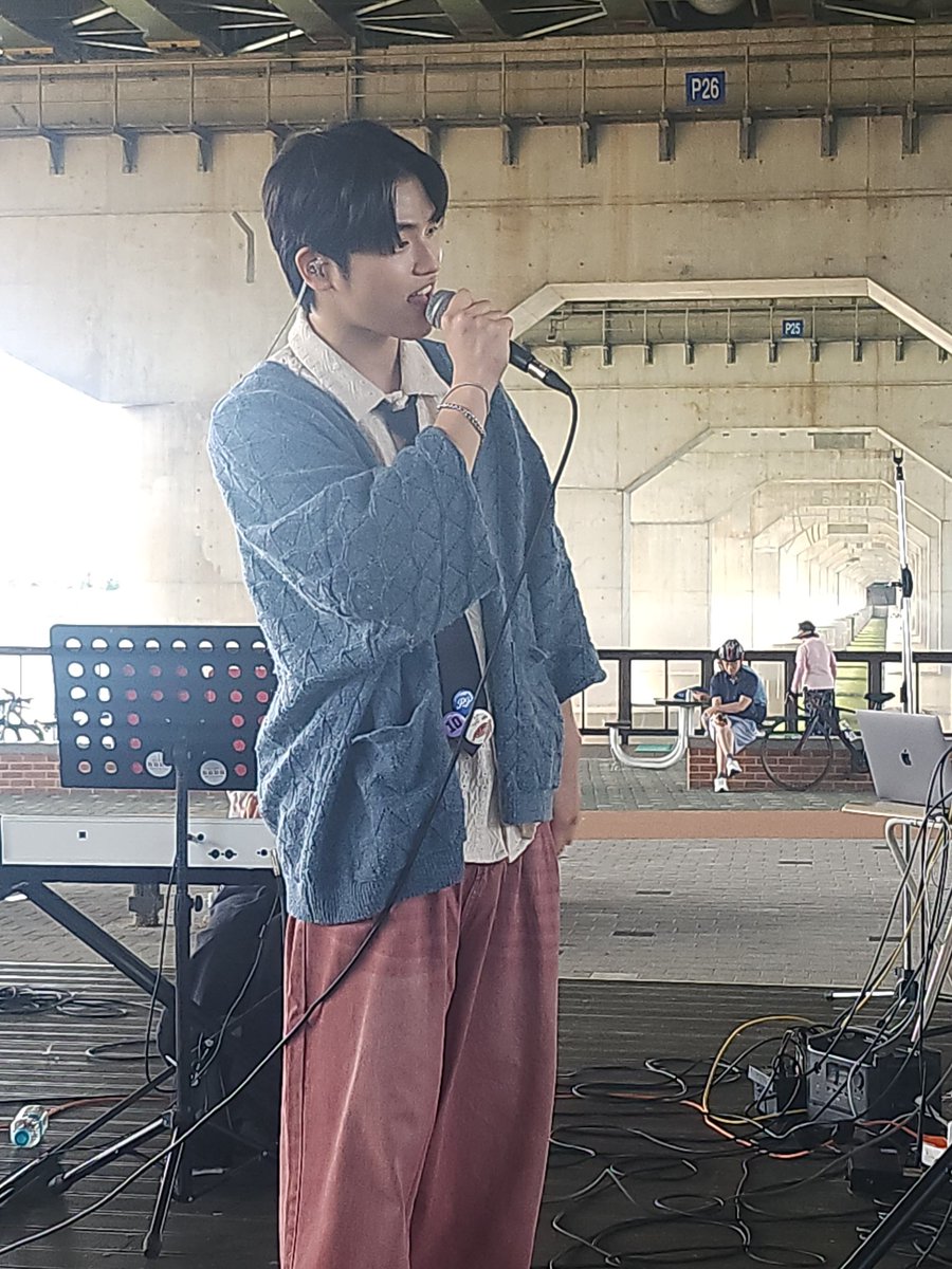 SH_namfan's tweet photo. 🎸 240928 승환이 버스킹 🎸

짧았지만 강력했어 승환아 🫢😄

#이승환 #LEESEUNGHWAN 
#ONLEE #온리 #오내앞승 https://t.co/Ncu8dNIN8e