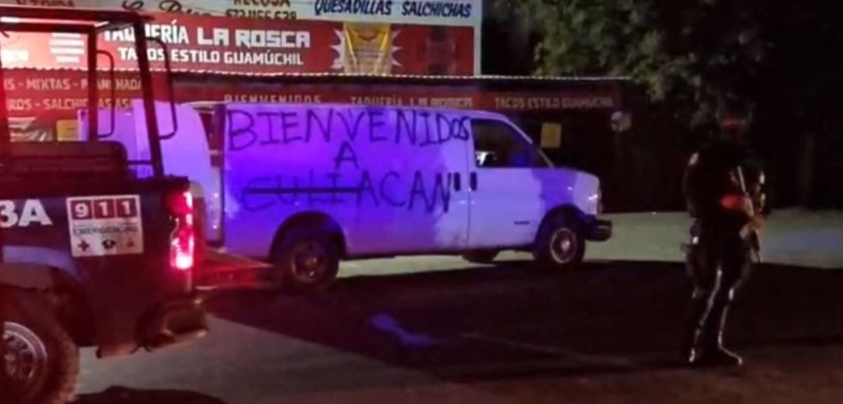 GildoGarzaMx's tweet photo. #Culiacán #Sinaloa Criminales abandonan varios cuerpos con un mensaje en la carretera México 15: "BIENVENIDOS A CULIACÁN", mientras AMLO asegura que la ciudad es segura y los niños pueden ir tranquilos a la escuela. https://t.co/7RxK8gflIe
