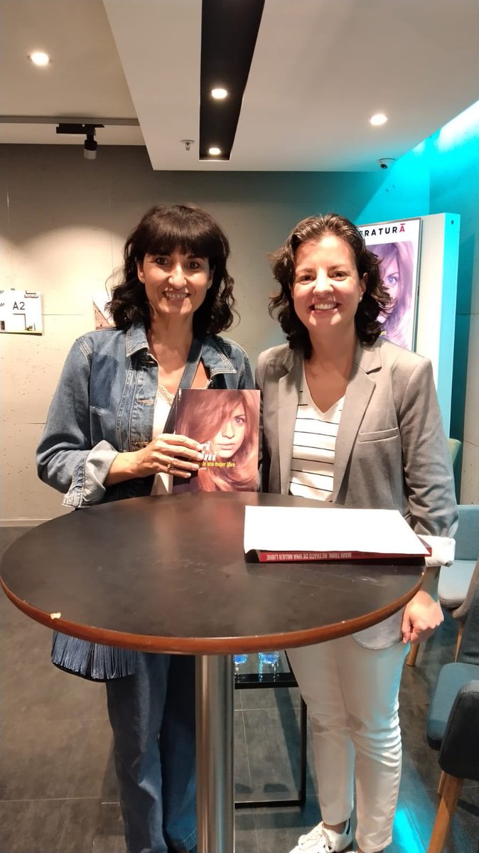 carmenceldran's tweet photo. Ayer cuando hice el vídeo de #MTrini se presentaba este libro, casualidades bonicas.Fue una presentación entrañable, un bonito homenaje a una gran cantautora murciana, de otra cantautora segoviana @EstherZecco ❤️ https://t.co/qOlJb7vkQJ