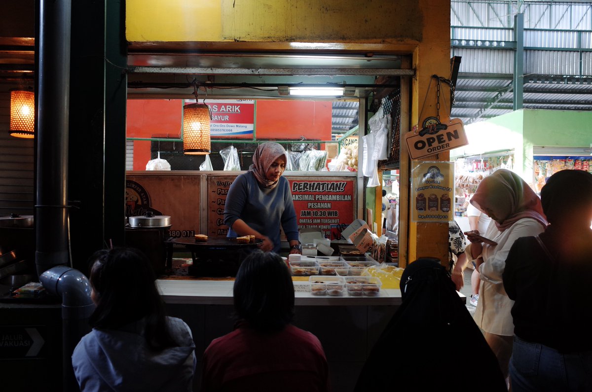 kozirama's tweet photo. Standard gue thd Pasar Traditional berubah sejak liat Pasar Oro Oro Dowo ini, Pasar Cihapit juga liwaattt.
Isinya mirip Cihapit, campuran pedagang traditional dan kuliner. Bedanya jauh lebih bersih, lebih lega, lebih tertata. Belanjanya bisa pake trolley!! Terbaik wkwk https://t.co/EMzPVIMiyU