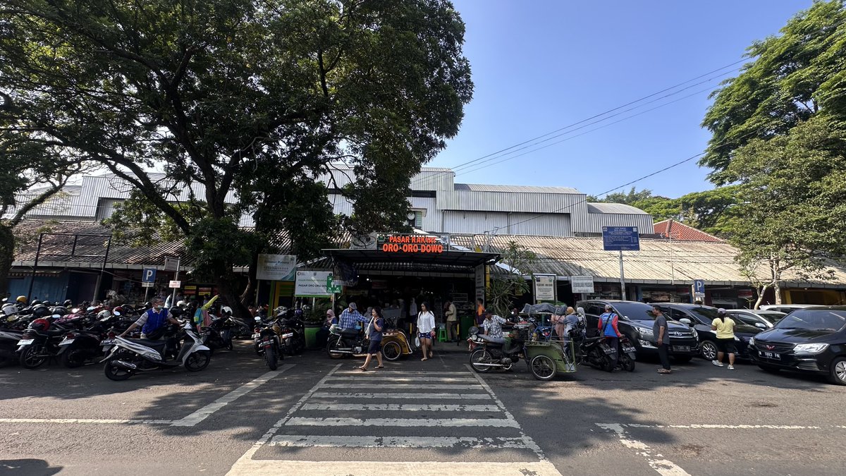 kozirama's tweet photo. Standard gue thd Pasar Traditional berubah sejak liat Pasar Oro Oro Dowo ini, Pasar Cihapit juga liwaattt.
Isinya mirip Cihapit, campuran pedagang traditional dan kuliner. Bedanya jauh lebih bersih, lebih lega, lebih tertata. Belanjanya bisa pake trolley!! Terbaik wkwk https://t.co/EMzPVIMiyU