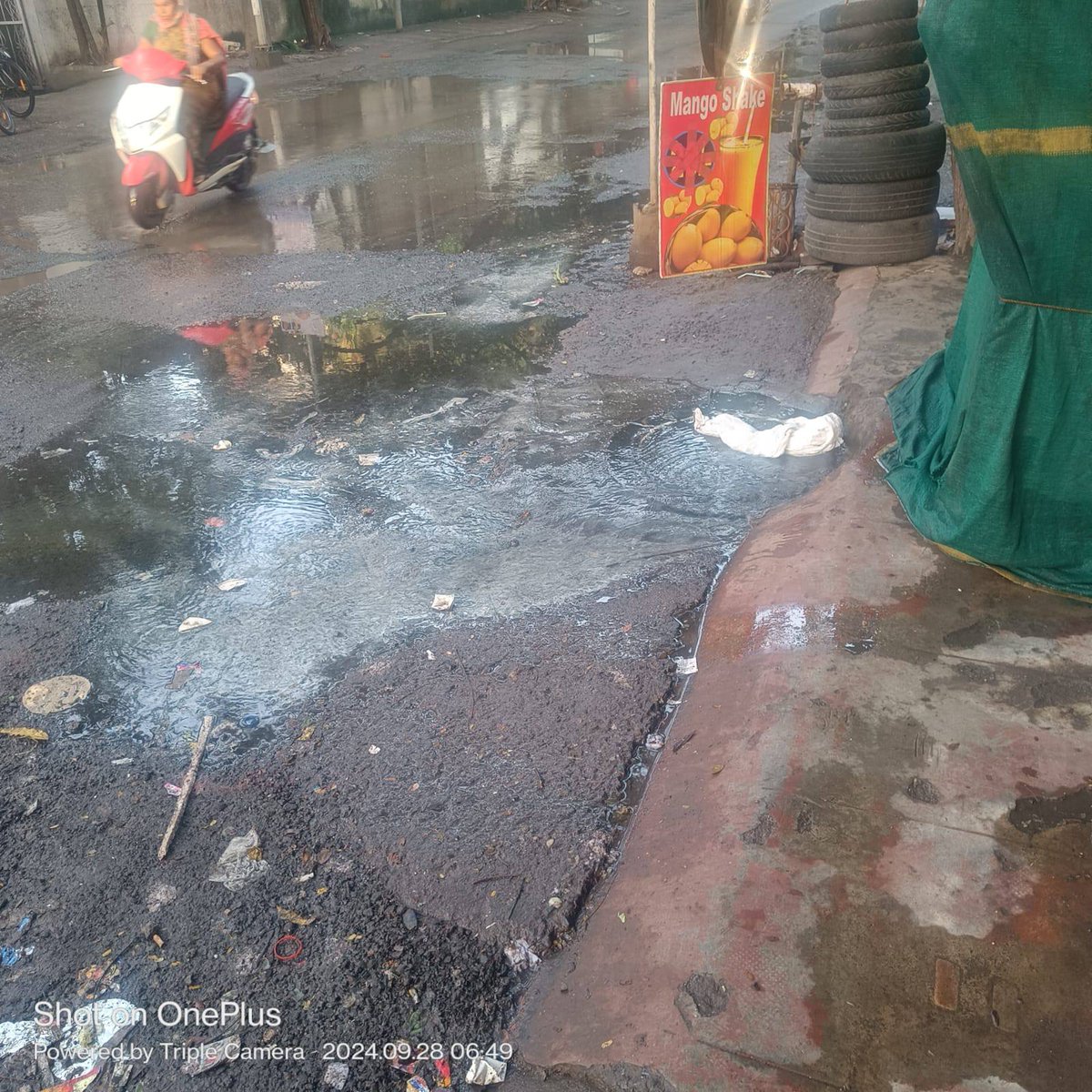 vyallamelli's tweet photo. The state of the streets at and around Ganapati Chowk Viman Nagar is so bad that people are getting hurt or there is a terrible traffic jam there. Apart from this issue, the sewage line overflows for days and no one looks at it. @PMCPune @TOIPune @MirrorPune @SakalPrakashan https://t.co/dObZGTWVZQ