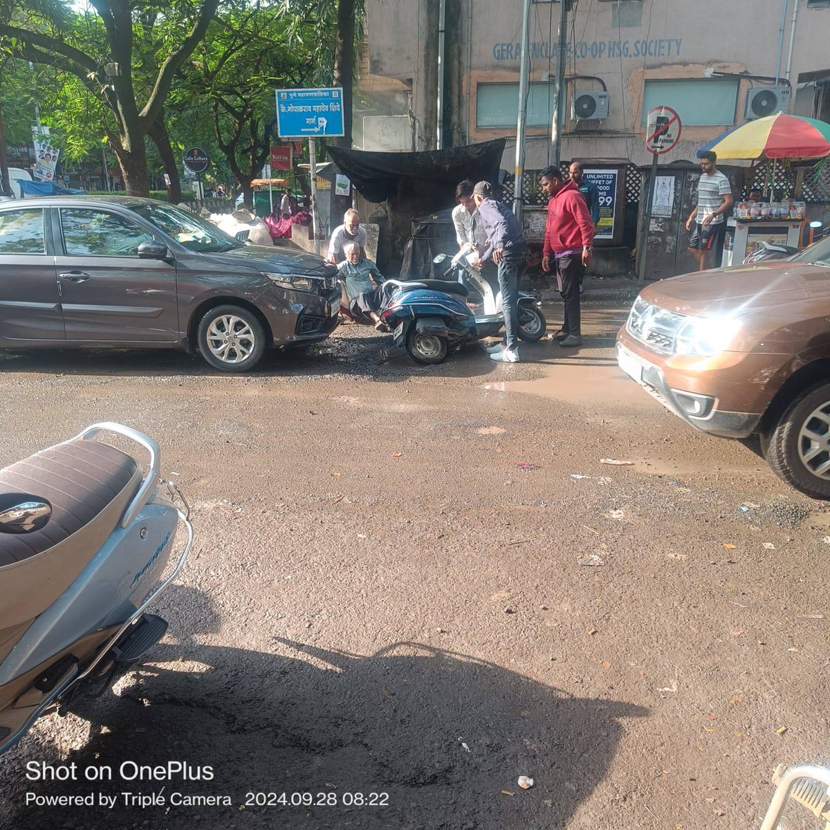 vyallamelli's tweet photo. The state of the streets at and around Ganapati Chowk Viman Nagar is so bad that people are getting hurt or there is a terrible traffic jam there. Apart from this issue, the sewage line overflows for days and no one looks at it. @PMCPune @TOIPune @MirrorPune @SakalPrakashan https://t.co/dObZGTWVZQ