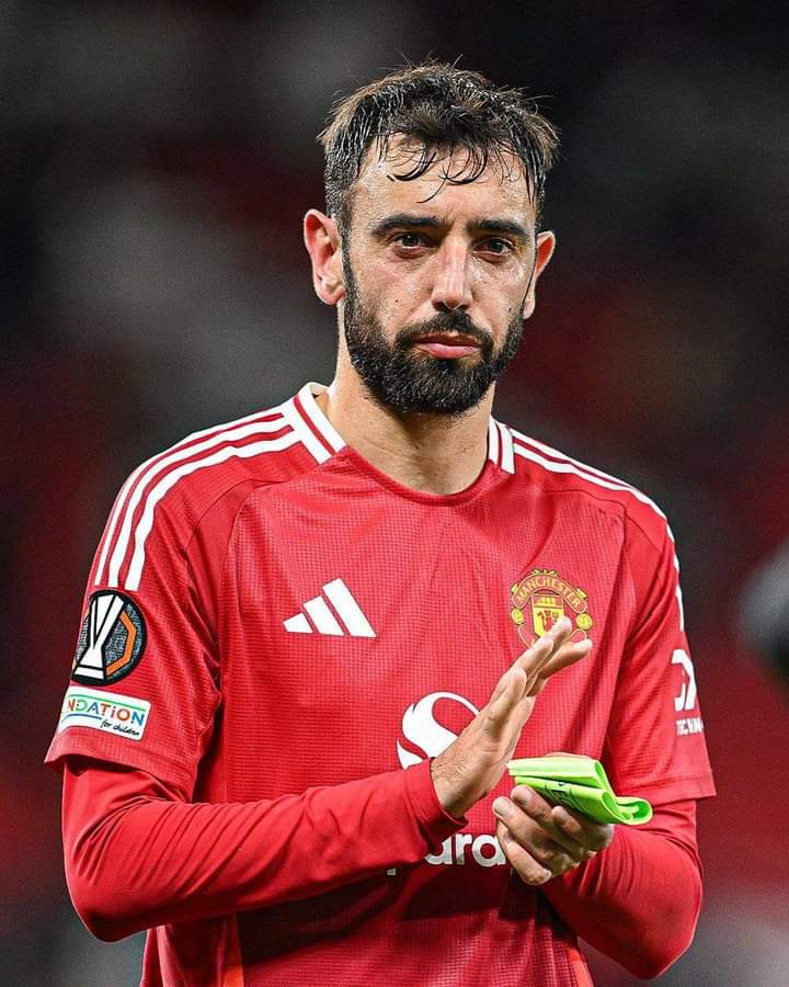 Let's talk about this man!
A highly respected flop!

He deceived Manchester United fans in his first two seasons and that brought the respect he is having now.

They called him a playmaker, a playmaker that's losing and drawing games back to back.

👇👇
