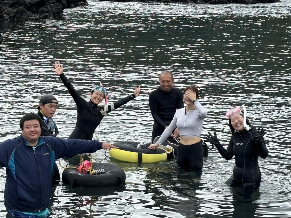 BlueArchCUP's tweet photo. 底土は大雨警報のスキマを縫ってチラチラ青空が見えました！午前中の海STA競技は無事に終了し、15時からビューホテルキラキラプールで泳ぐ種目が始まります！
どうかこのままお天気が保ちますように。

#八丈島 #フリーダイビング #TeamBlueArch
#BlueArchCUP
#八丈ビューホテル https://t.co/9NW4K5GmOS