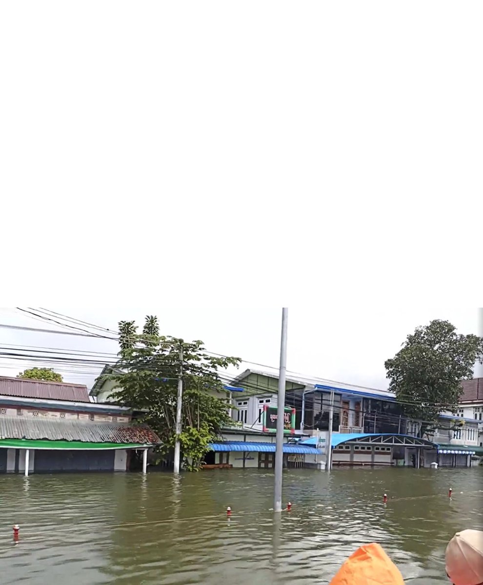 Khithitofficial's tweet photo. လွိုင်ကော်တွင် မိုးဗြဲရေကာတာမှ ရေများလွှတ်ချနေသဖြင့် ရေများ ဆက် လက်မြင့်တက်နေပြီး အကူအညီလိုသော ကျေးရွာများ ပိုမိုများပြားလာ၊ နေ အိမ် တချို့ အိမ်ခေါင်မိုးပါ နစ်မြုပ်သည်အထိ ရေကြီးမှု ဆိုးရွားဟုဆို
Read more->https://t.co/KCVCJcpcrZ https://t.co/7F5Xzo41oK