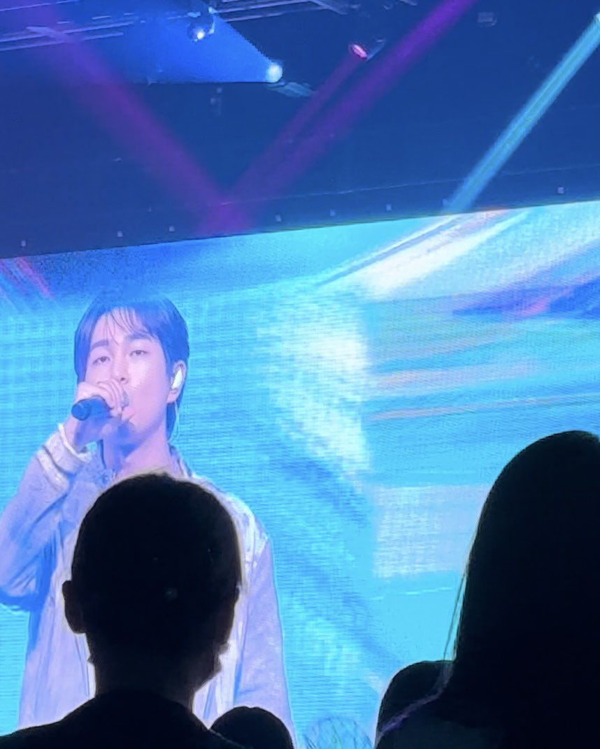 IdaIda512's tweet photo. Jinki’s the first to perform, and it’s over already 🥲 Why so short? 🫠 But he did a perfect job with 거리마다 🥹🩵
1. 매력
2. 월화수목금토일
3. 거리마다
4. DICE
#온유 #ONEW #IdolRadioLive https://t.co/fey6SA9WKc