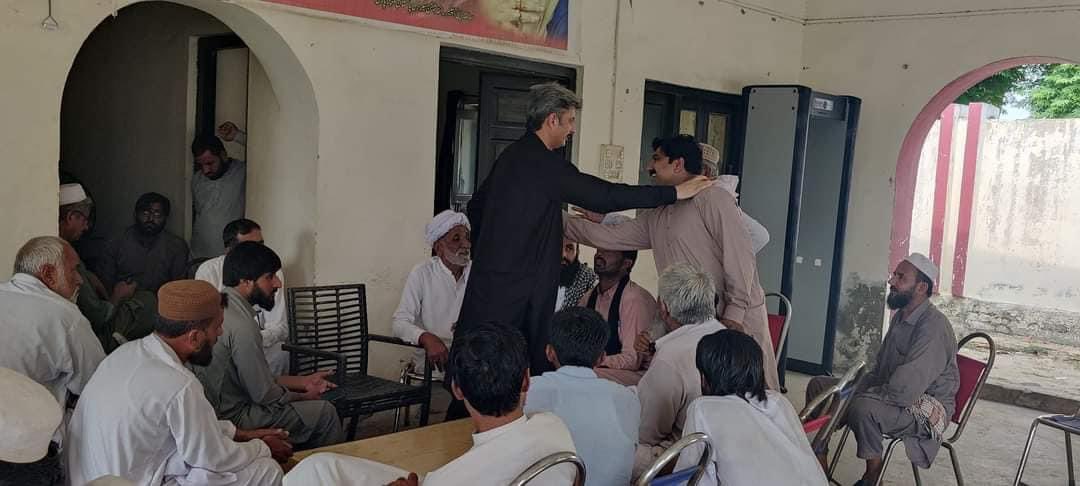 PPPKP_Official's tweet photo. ڈیرہ اسماعیل خان: ایم پی اے سٹی ٹو جناب @ahmadkundi نے کنڈی ماڈل فارم کا دورہ کیا جہاں وہ عوامی مسائل حل کرنے میں مصروف رہے۔ 

خدمت خلق کو عین عبادت قرار دیتے ہوئے جناب کنڈی نے مقامی لوگوں کے مسائل کو فوری حل کرنے کے عزم کا اظہار کیا۔ 
#PPP #KhyberPakhtunkhwa https://t.co/1ePVYar5js