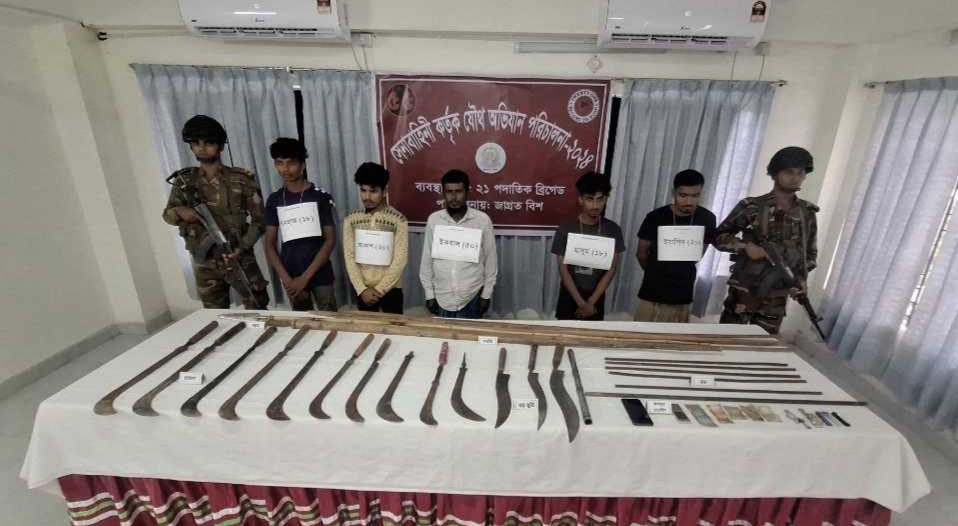 নড়াইলে সেনাবাহিনীর সফল অভিযানে দেশীয় অস্ত্রসহ গ্রেফতার ৫