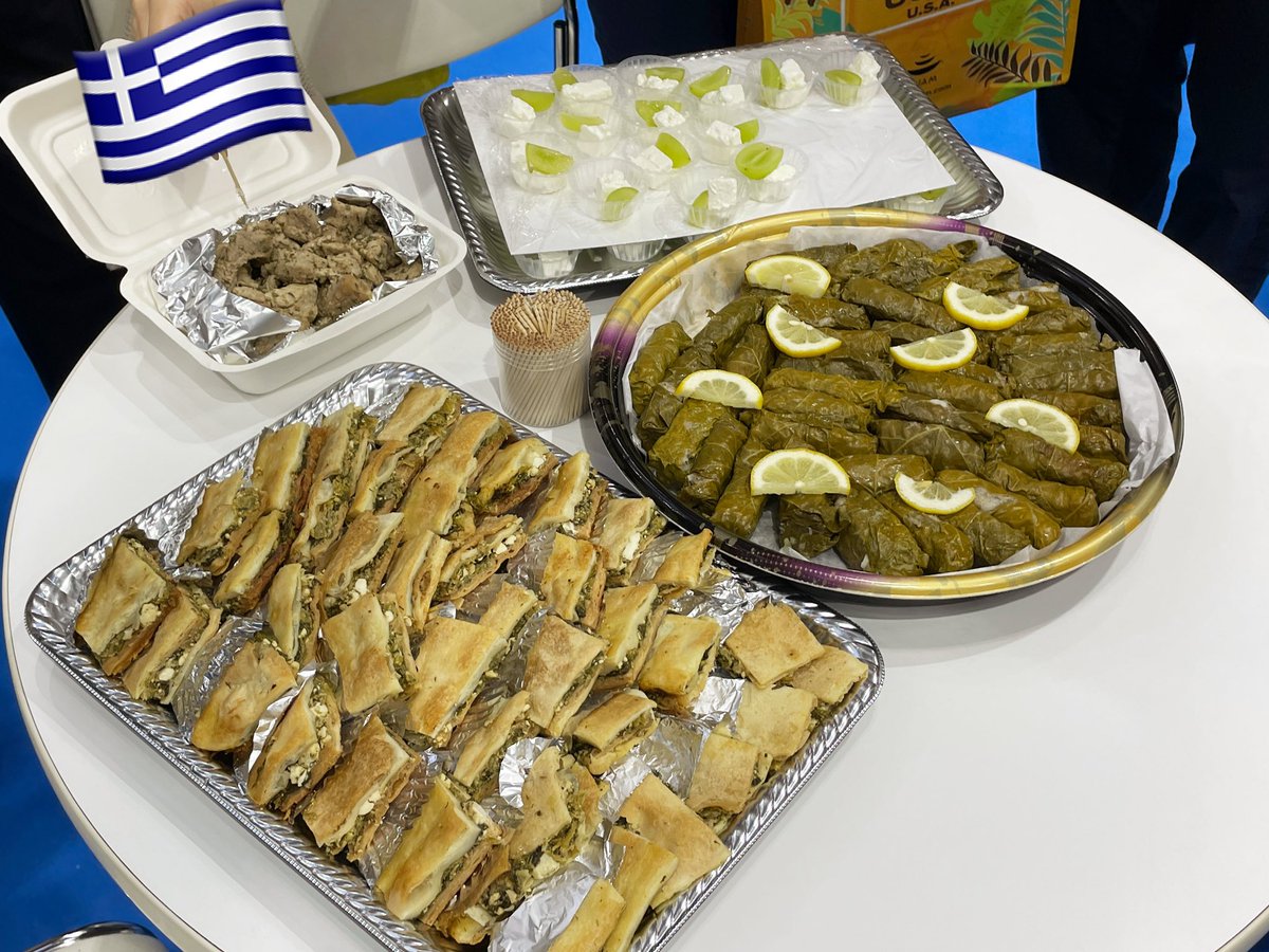 (｡-_-)この中からドルマダキアとフェタチーズ（マスカット添え）を頂いた。
とても美味しかった。