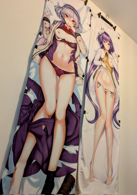 仕事場のムーディーな部屋に、祭具を持ち込んで作業に集中出来るようにしてゆきます。 