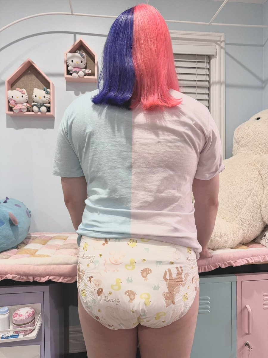 TheUsualSophie's tweet photo. Today @LyraLunaSilver got her hair dyed! If only we had some split-color diapers to go with her new look…😔 https://t.co/Tz2VM9mAFc
