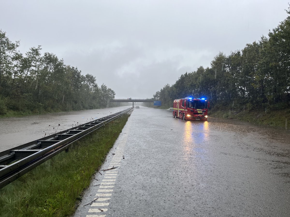 Fredag blev en særdeles travl dag for SVJB. I store dele af eftermiddagen og aftenen var 1., 2. og 3. udrykningen indsat samt både klima- og forplejningstjeneste. Billedet herunder er fra E20, mellem Esbjerg N og Ø hvor vi hjalp bilister ud af biler der var fanget i vandmasserne.