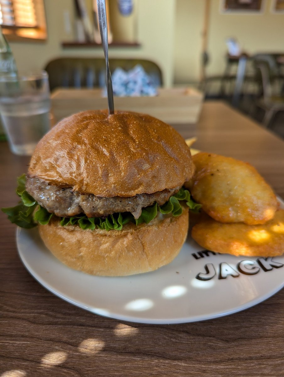 miiko024's tweet image. 最近のお気に入り。Nayutaのサウナ
風も緑も気持ちよすぎ。
季節が変わってますます最高!
ランチは気になってたハンバーガー。美味しかった😄