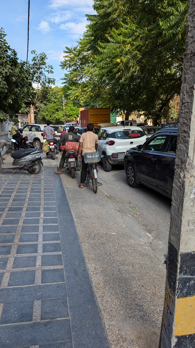 ashokabs's tweet photo. @dtptraffic There is a daily 30-40 mins traffic jam on Nandi Vithi Road going from Archana Complex to LSR via Zamrudpur. School is blocking all the traffic on one lane for over 30 mins every day around 3 pm - started 2 wks ago. Why can't the buses go one by one. https://t.co/z6B5tEoErA