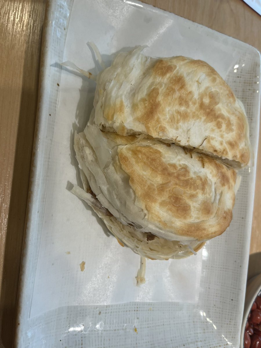 周末简单吃点，17.9元人民币，一碗臊子面，一个肉夹馍，花生小吃随便吃，真划算，来……说说你们那要多少钱？