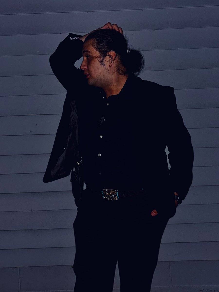 SamCastillo_00's tweet photo. Im kinda hot sometimes no shade. Giving you butch queen at the cmas realness https://t.co/C5CTadZdF4