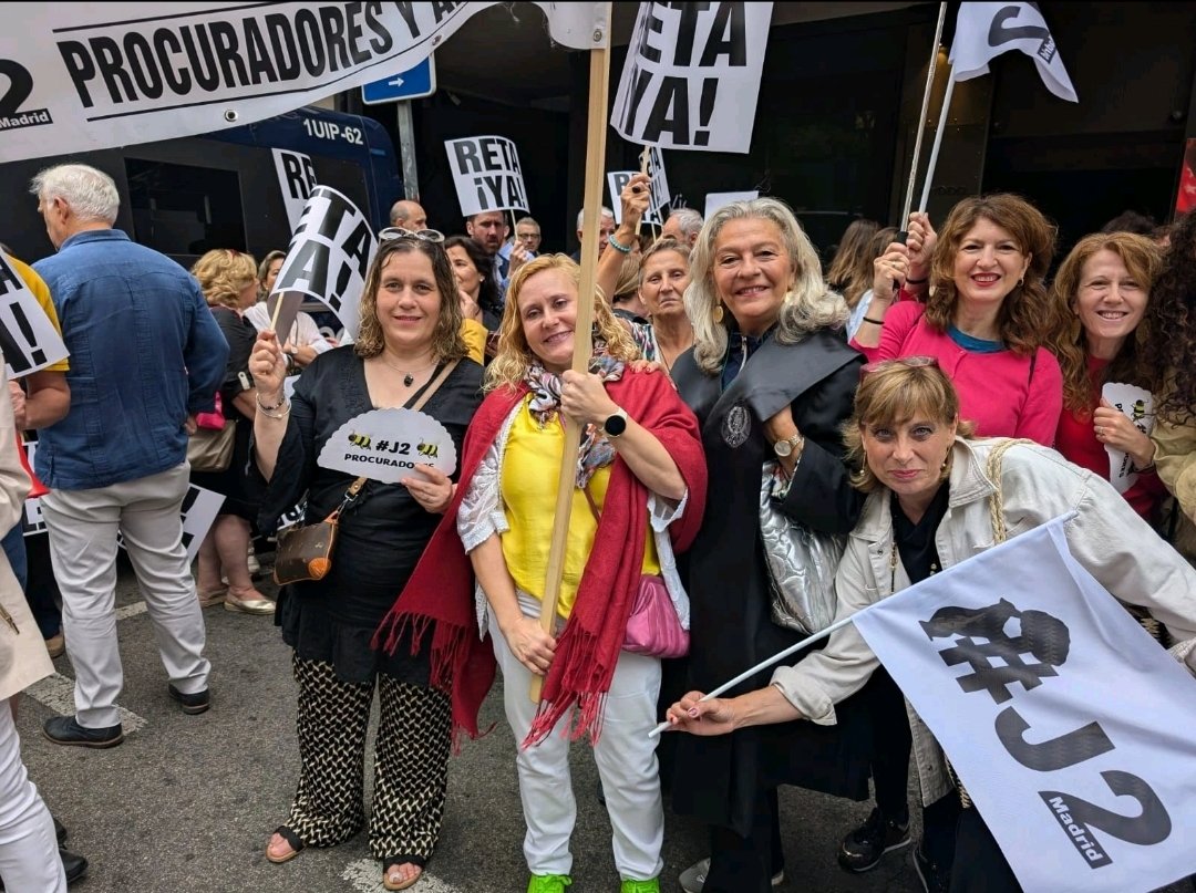 Por motivos profesionales hoy no pudo estar presente, junto a mis compañeros #J2 en Madrid reivindicando un Derecho fundamental: una jubilación digna tras años de aportar y no tener tampoco derecho a sanidad pública #todosenMadrid.
#movimientoJ2
#pasarelaReta
#procuradores