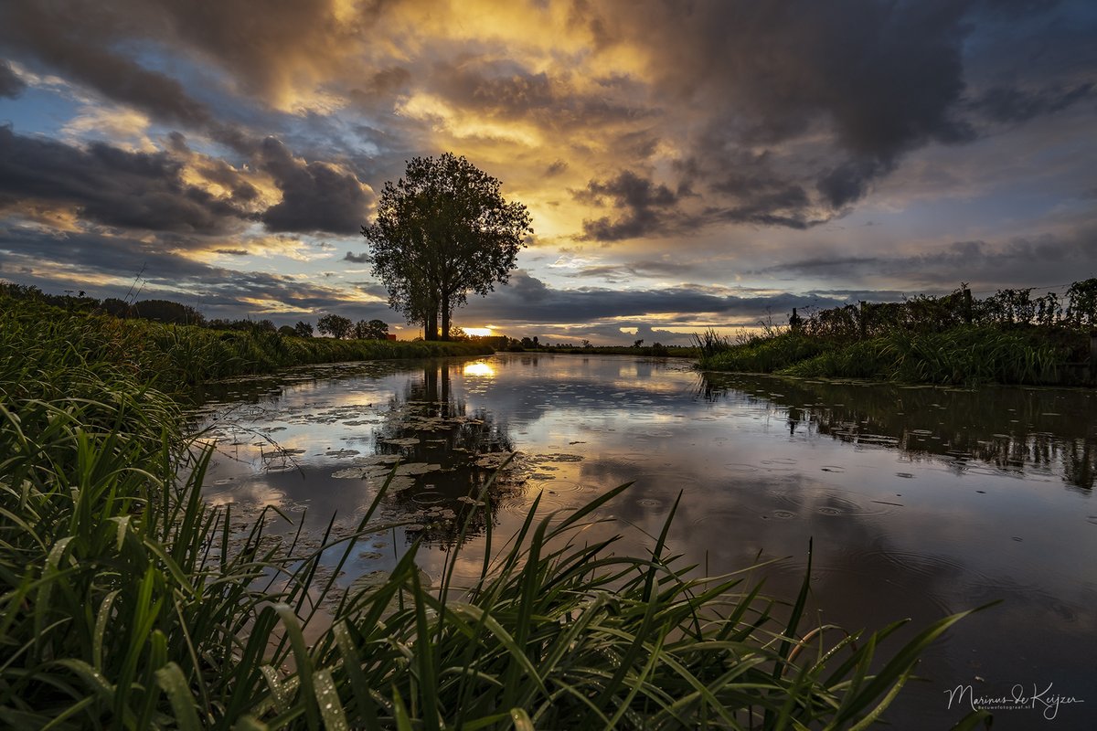 Het was vanochtend 28 sept weer een herfstachtige zonsopkomst met af en toe regen. #goedemorgen