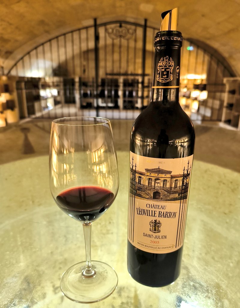 SommBarbosa's tweet photo. Léoville Barton is an acclaimed château of Bordeaux (2nd growth), known for its high-quality Cabernet-based blends🍇
2005 is outstanding, with a deep, complex and layered nose, and well-structured palate🍷
#2005Vintage #BordeauxWine #Wine #FineWine #CellarSelection #WineTasting https://t.co/0FfHQ3PBKo