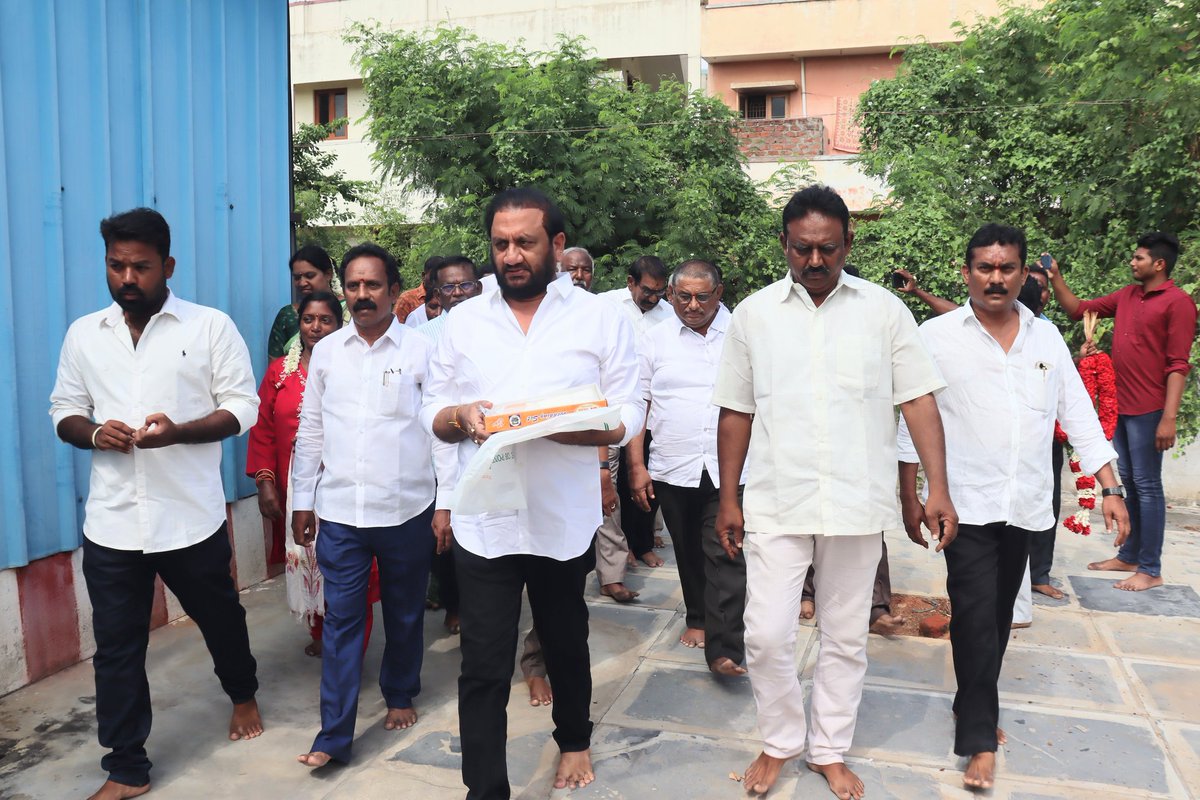 rafisk006's tweet photo. శ్రీవారి లడ్డు విషయంలో అబద్ధపు ప్రచారంతో మహాపచారం చేసిన చంద్రబాబుకి మంచి బుద్ధి ప్రసాదించమని కోరుతూ నెల్లూరు జిల్లా, కోవూరు నియోజకవర్గంలోని శ్రీ వెంకటేశ్వర స్వామి ఆలయంలో కోవూరు మాజీ ఎమ్మెల్యే నల్లపరెడ్డి ప్రసన్నకుమార్ రెడ్డి గారు ప్రత్యేక పూజలు చేశారు

#100DaysOfCBNSadistRule https://t.co/zTdihuVNKf