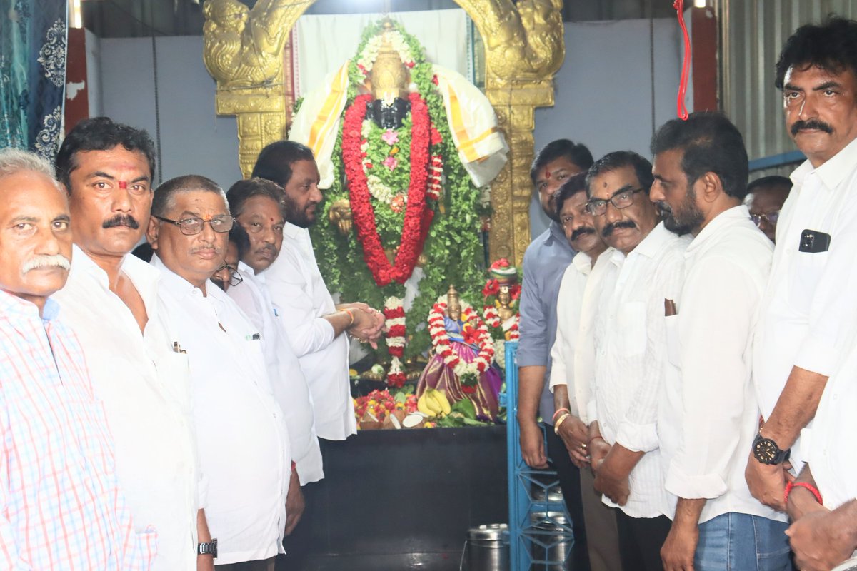 rafisk006's tweet photo. శ్రీవారి లడ్డు విషయంలో అబద్ధపు ప్రచారంతో మహాపచారం చేసిన చంద్రబాబుకి మంచి బుద్ధి ప్రసాదించమని కోరుతూ నెల్లూరు జిల్లా, కోవూరు నియోజకవర్గంలోని శ్రీ వెంకటేశ్వర స్వామి ఆలయంలో కోవూరు మాజీ ఎమ్మెల్యే నల్లపరెడ్డి ప్రసన్నకుమార్ రెడ్డి గారు ప్రత్యేక పూజలు చేశారు

#100DaysOfCBNSadistRule https://t.co/zTdihuVNKf
