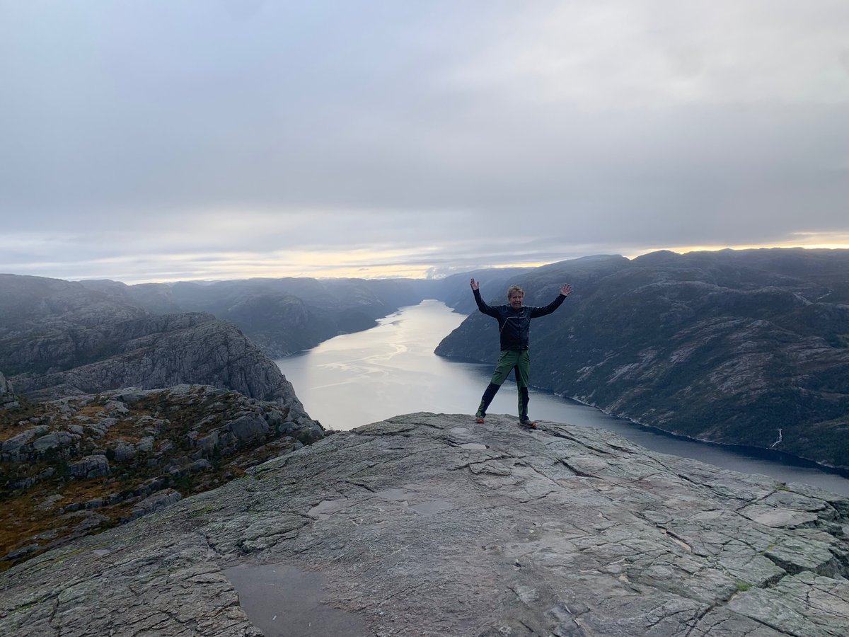 God morhen og god lørdag fra Preikestolen