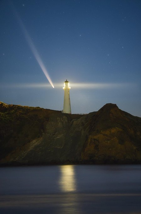estelsiplanetes's tweet photo. Magnífica fotografia del cometa C/2023 A3 (Tsuchinshan-Atlas) feta fa unes hores des de Nova Zelanda per Navaneeth Unnikrishnan.
Les millors dates per veure'l en el nostre cel: 11, 12, 13 d'octubre.
Aquí va fil... https://t.co/xIeZEaY34c