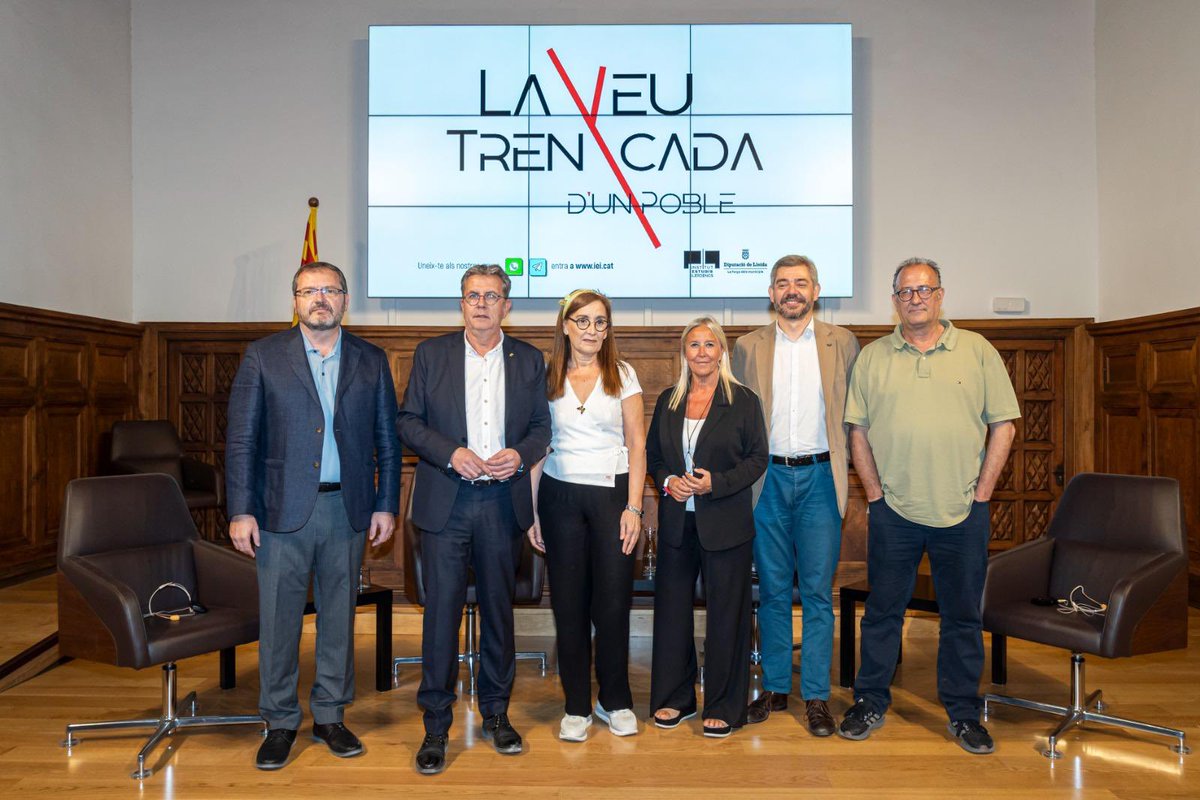 AccioCulturalPV's tweet photo. La vicepresidenta d’ACPV, @marinelagarci16, participa en el cicle "La veu trencada d'un poble", a la seu de @IEILleida, amb @XavierAntich d’ @omnium i @llabresfuster d’ @ocbcat . L'acte l’ha presentat el president de la @DiputacioLleida, @JoanTalarn. 

#SomFederacióLlull https://t.co/2qGppT9hl5