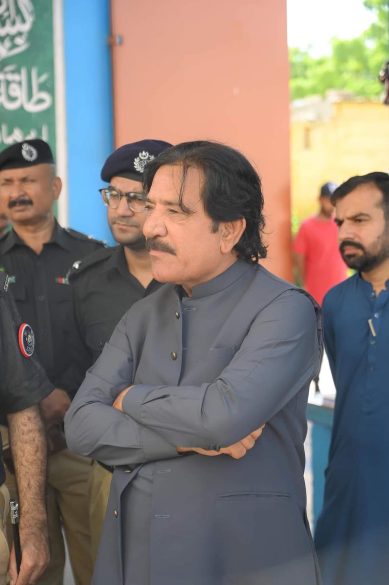 sindhinfodepart's tweet photo. Provincial Minister for Prisons, Ali Hassan Zardari paid a surprise visit to Central Jail Karachi. He inspected various facilities, including the juvenile and women's prisons, the kitchen, and the hospital. https://t.co/rZSkAJVbzb