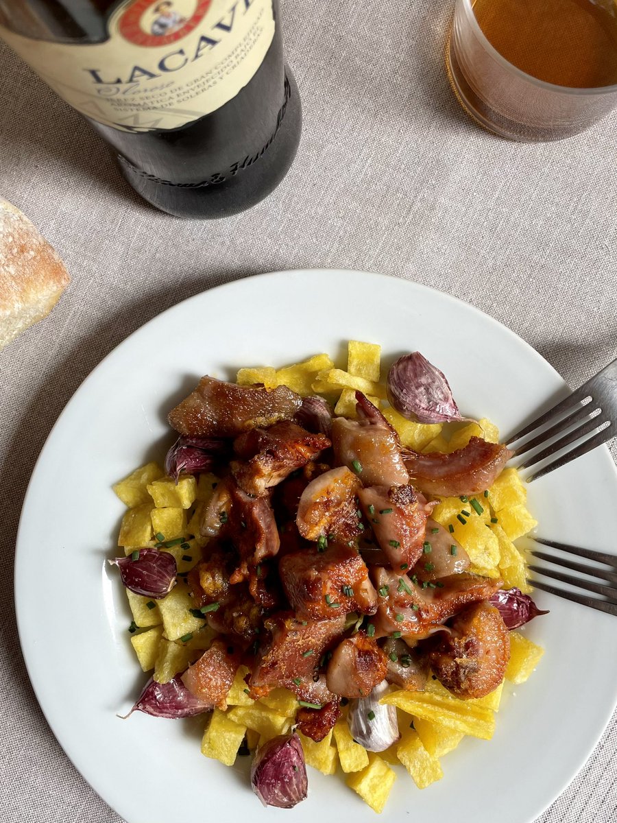 PabloBM (@pbrionesmqz) on Twitter photo Hoy pongo yo el aperitivo tardío.
Morro adobado, cocido y frito junto a unas patatas con sus ajos.
Y oloroso <a href="/bodegaswilliams/">Williams&Humbert</a>
Para el que se quiera apuntar! Hoy pongo yo el aperitivo tardío.
Morro adobado, cocido y frito junto a unas patatas con sus ajos.
Y oloroso <a href="/bodegaswilliams/">Williams&Humbert</a>
Para el que se quiera apuntar!