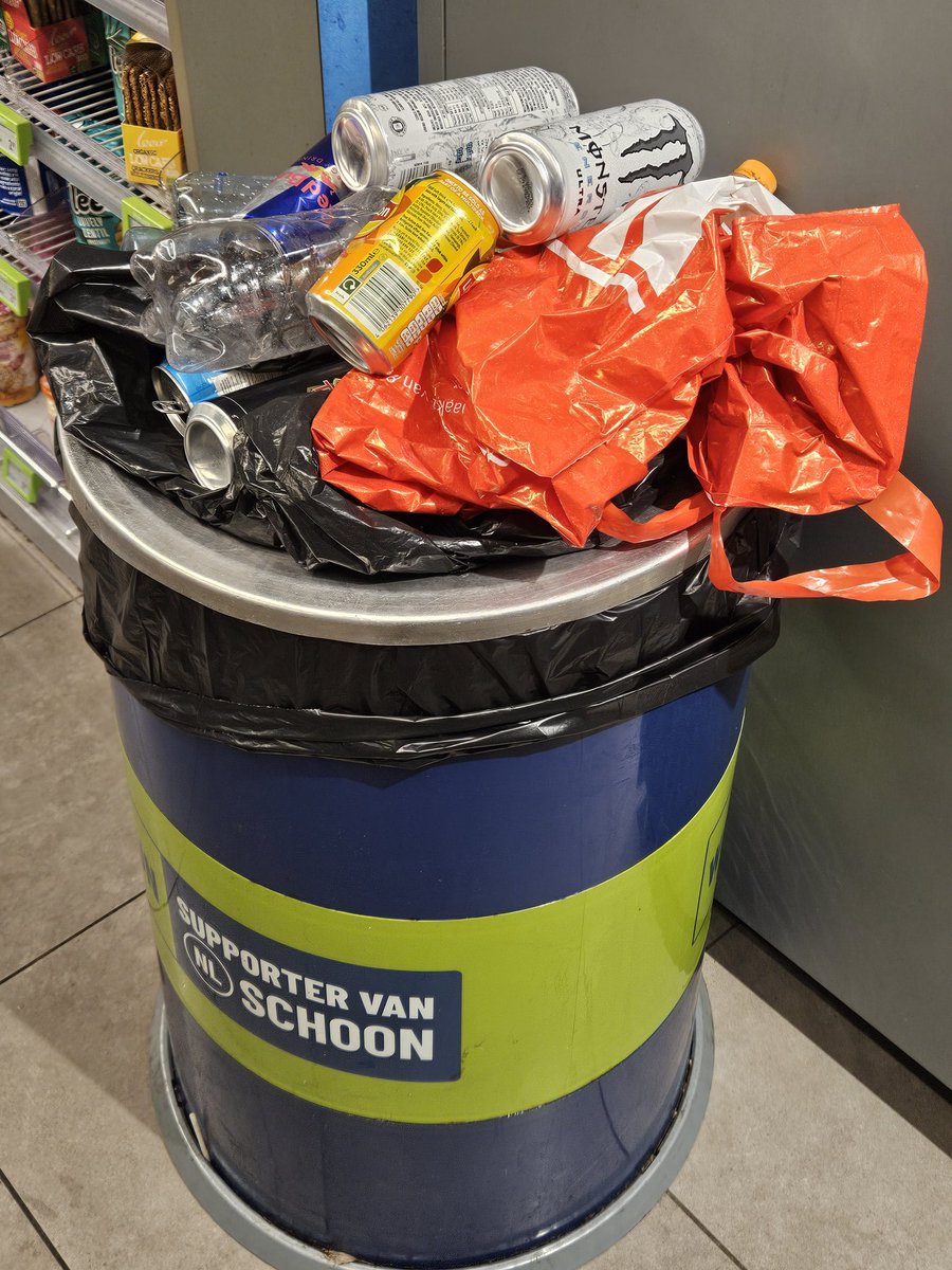 Lege flessen inleveren doe ik met liefde in het kader van #duurzaamheid, maar ruim 20 minuten in de rij staan, omdat van de 3 inleverpunten er een helemaal niet werkt, een alleen bierflesjes accepteert en de derde steeds vastloopt, maakt het niet erg aantrekkelijk. <a href="/albertheijn/">Albert Heijn</a>