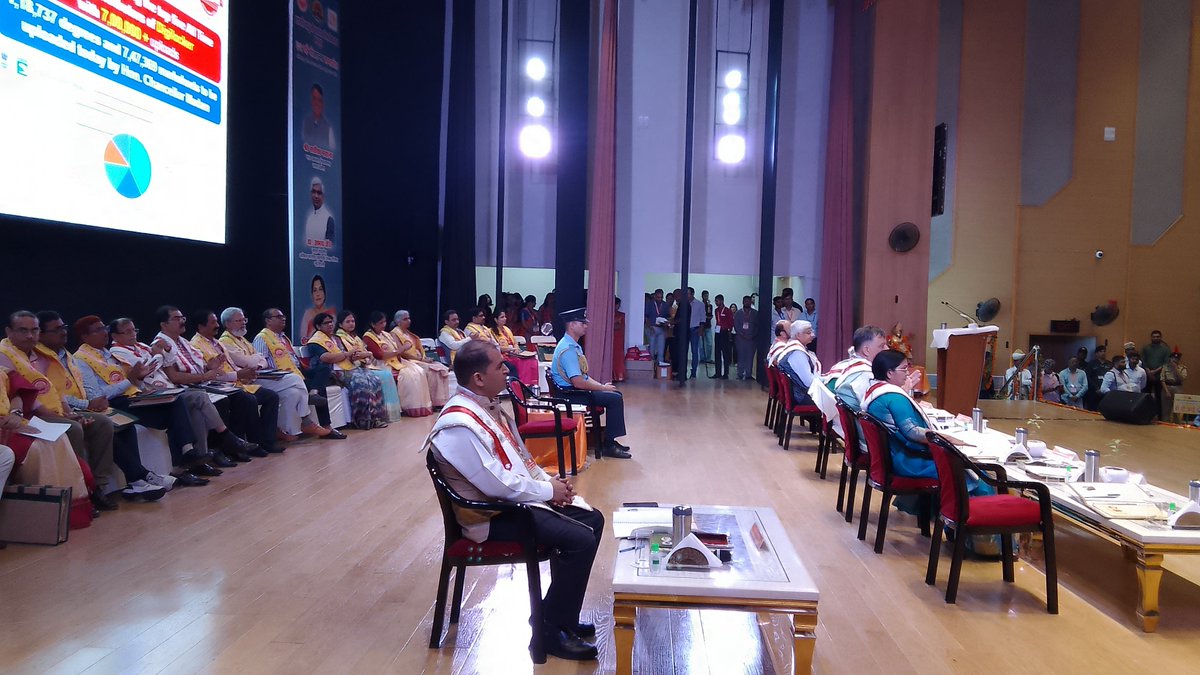 csjmuofficial's tweet photo. CSJMU के 39वें दीक्षान्त समारोह के अवसर पर समारोह अध्यक्ष के रूप में विश्वविद्यालय की कुलाधिपति एवं उ0प्र0 की मा० राज्यपाल महोदया श्रीमती आनंदीबेन पटेलऔर कुलपति प्रो. विनय कुमार पाठक की उपस्थिति मे उत्तर प्रदेश विधानसभा के मा० अध्यक्ष श्री @satishmahanaup को मानद उपाधि दी गयी। https://t.co/VaQpHLUAwI