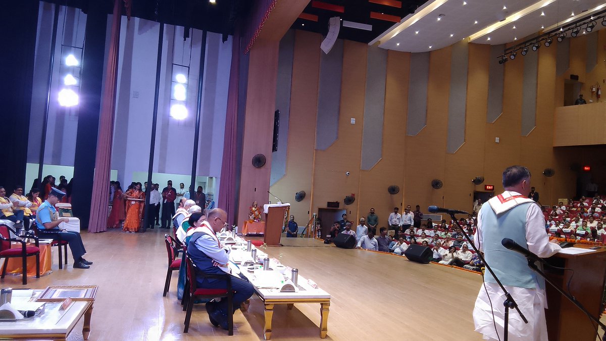 csjmuofficial's tweet photo. CSJMU के 39वें दीक्षान्त समारोह के अवसर पर समारोह अध्यक्ष के रूप में विश्वविद्यालय की कुलाधिपति एवं उ0प्र0 की मा० राज्यपाल महोदया श्रीमती आनंदीबेन पटेलऔर कुलपति प्रो. विनय कुमार पाठक की उपस्थिति मे उत्तर प्रदेश विधानसभा के मा० अध्यक्ष श्री @satishmahanaup को मानद उपाधि दी गयी। https://t.co/VaQpHLUAwI