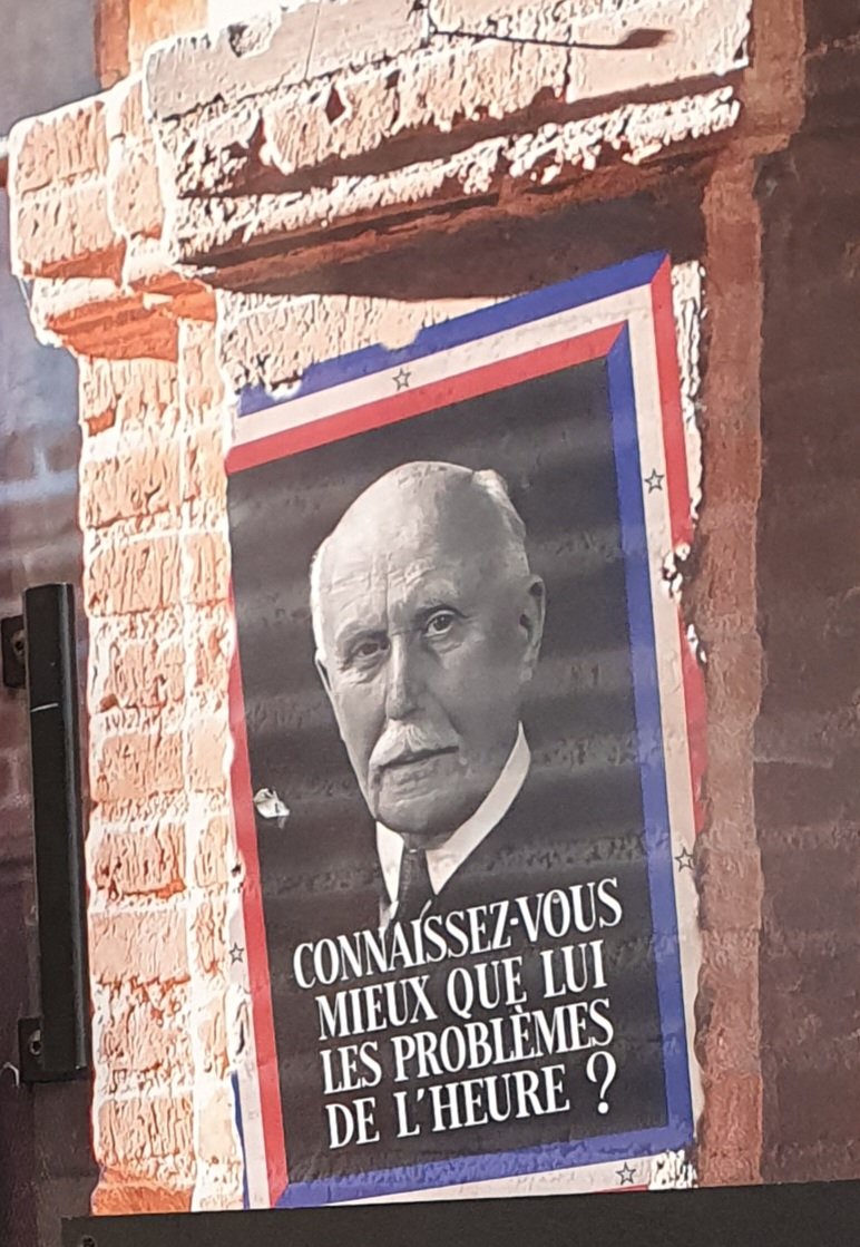 KatyPhilippe's tweet photo. Dans la rue voir une vitrine où il est écrit  "les hommes et les femmes ont resistés ..." accompagné d'une affiche à l'effigie de Pétain dans un local municipal ... si si c'est possible à #Montauban... Merci à la mairie pour cette leçon d'histoire ! https://t.co/CEnHUFUpD9