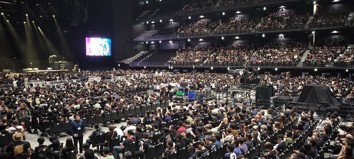 0806Rihito's tweet photo. 前回行ったのが、91年大宮ソニック今から33年前😅（今思えば、メイデンが大宮でやる事が激レア）
今日はアリーナもスタンドも、ぎっしり✌️
ハリスさんのこの姿を日本で見れるのは何年後でしょうか…

#メイデン
# IRON MAIDEN
#ぴあアリーナmm https://t.co/3JYdlCozRK