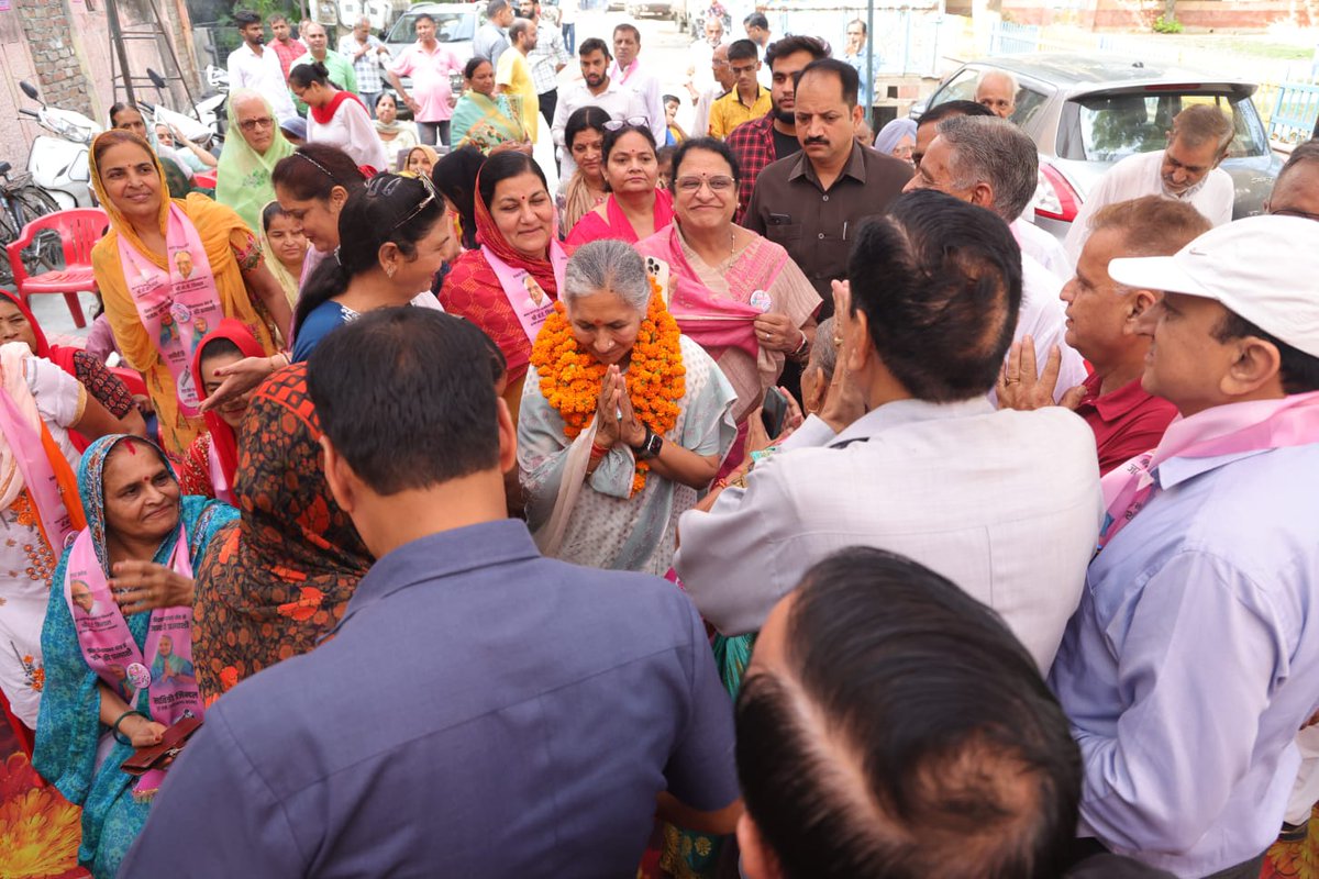 एमसी कॉलोनी और विवेक नगर में अपनों से मिलकर बेहद खुशी हुई। आप सभी के साथ और समर्थन से #Hisar का विश्वास मजबूत रहेगा, और टॉर्च का निशान भारी बहुमत से विजयी बनेगा।