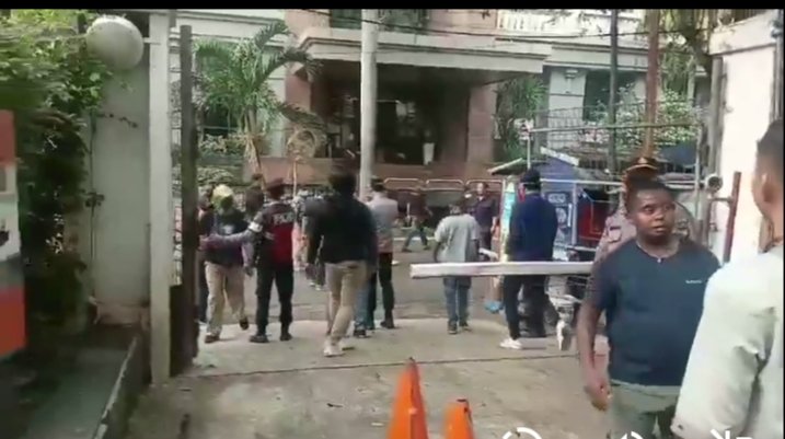Mdy_Asmara1701's tweet photo. Apa maksud ini???

Yang bikin rusuh salaman dan cium tangan pak polisi??? https://t.co/EbGJb8F4zA