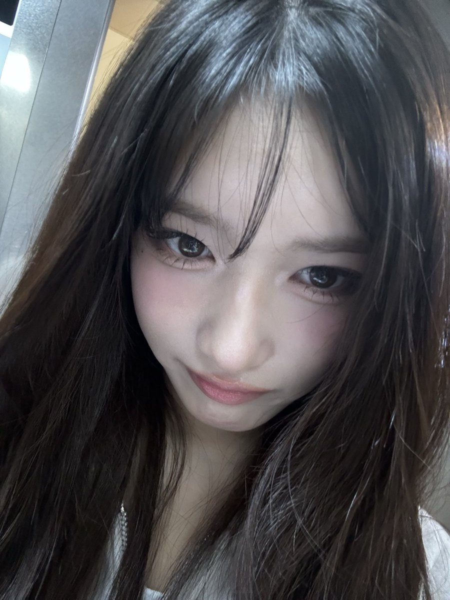 IVE_twt's tweet photo. 좋은 하루가 될 것만 같아💝

#IVE #아이브 #LEESEO #이서 https://t.co/yr7hMpLQFL