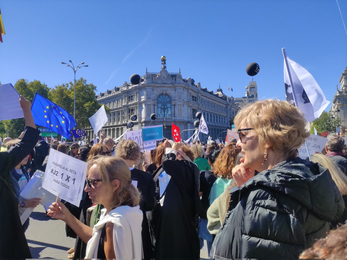 BalEdmundo's tweet photo. Hoy apoyando a los compañeros abogados y procuradores que después de pasarse la vida cotizando a la Mutualidad, ven que no se pueden jubilar porque sus pensiones son ridículas.
El Gobierno debe solucionarlo. Pasarela justa al RETA ya.
No piden limosnas, piden justicia.
#J2 https://t.co/8eJbJBZhmL