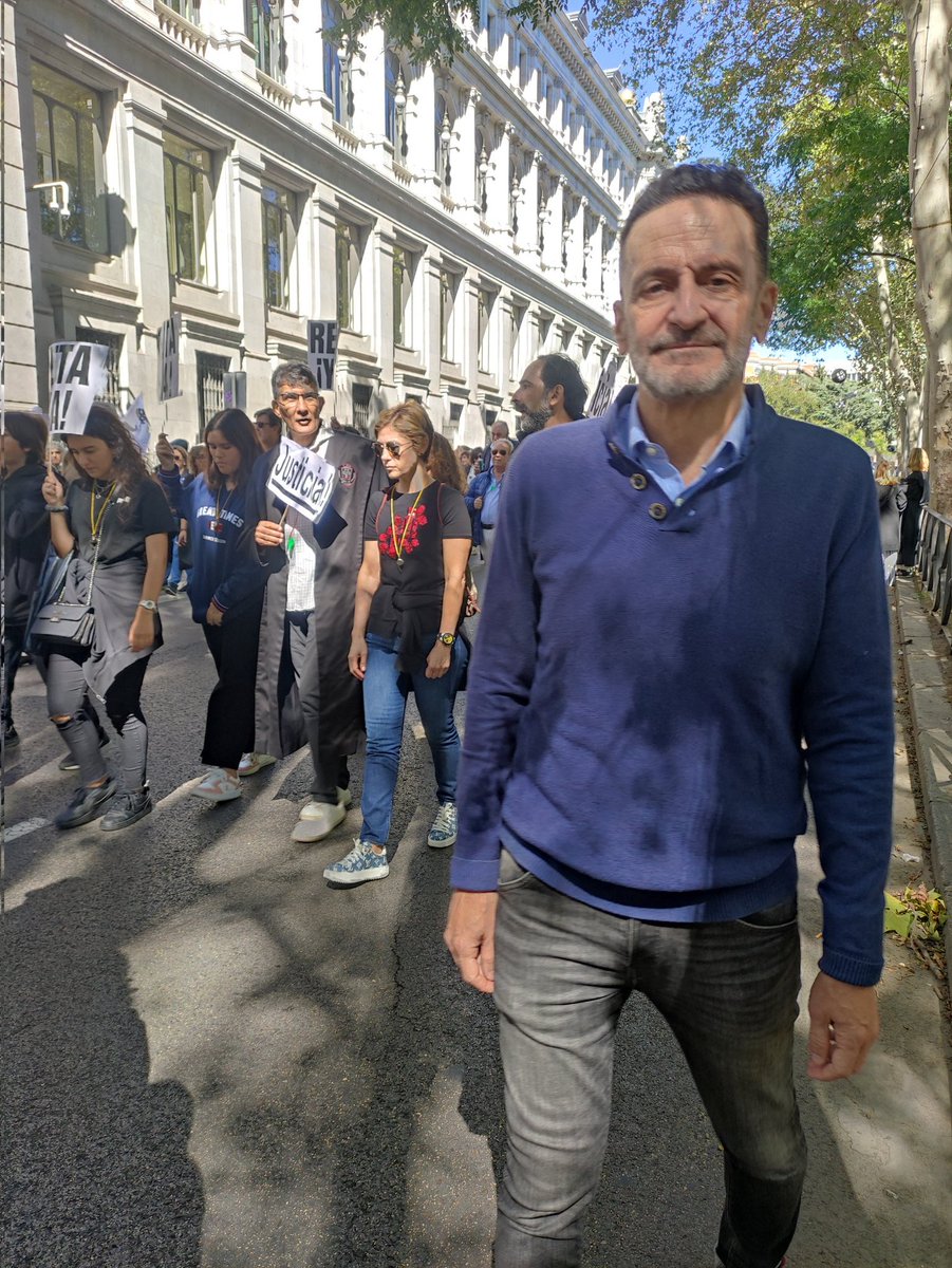 BalEdmundo's tweet photo. Hoy apoyando a los compañeros abogados y procuradores que después de pasarse la vida cotizando a la Mutualidad, ven que no se pueden jubilar porque sus pensiones son ridículas.
El Gobierno debe solucionarlo. Pasarela justa al RETA ya.
No piden limosnas, piden justicia.
#J2 https://t.co/8eJbJBZhmL