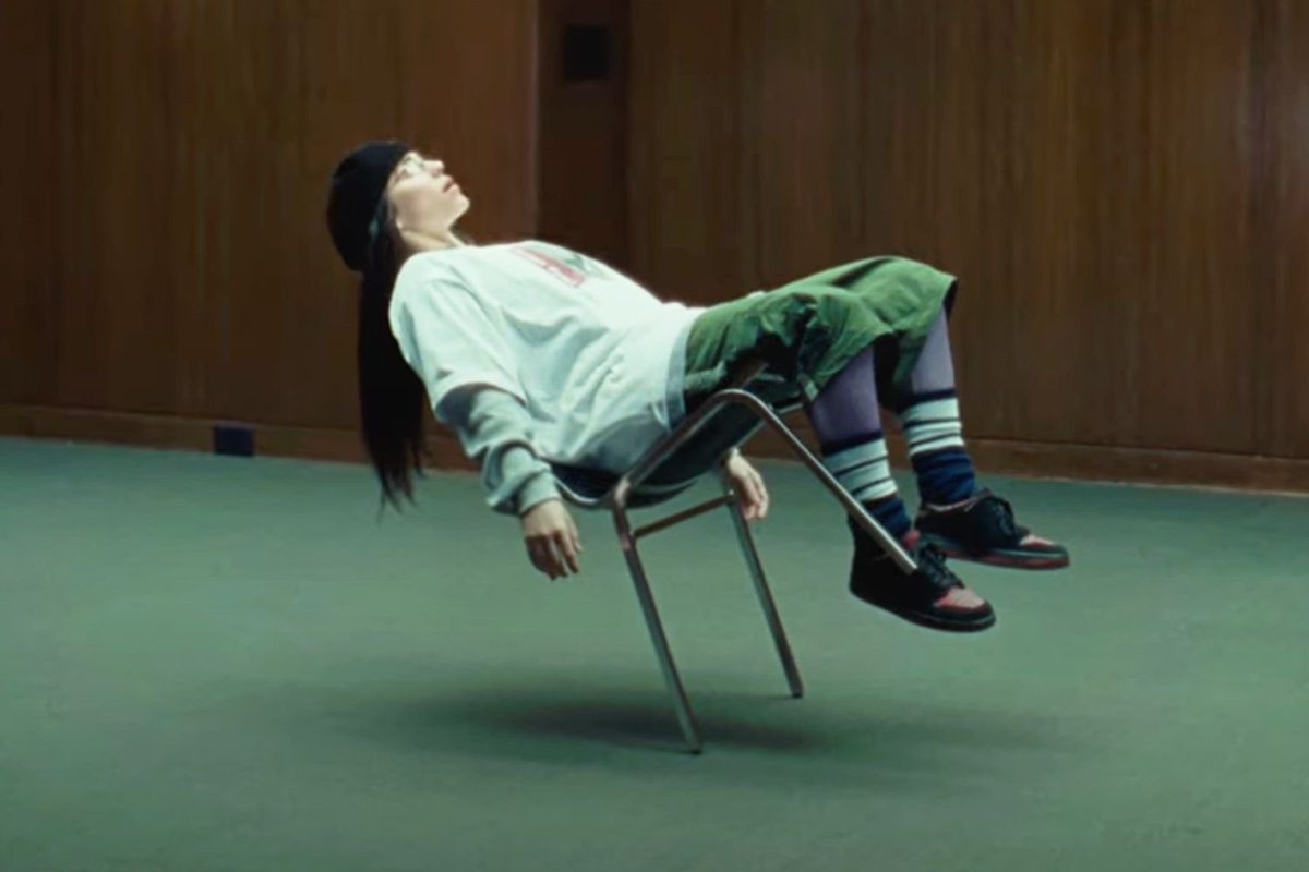 p0ptuga's tweet photo. Cadeira de Salazar faz estreia no novo videoclipe de Billie Eilish, “Birds of a Feather”. https://t.co/RtTdRtRuRh