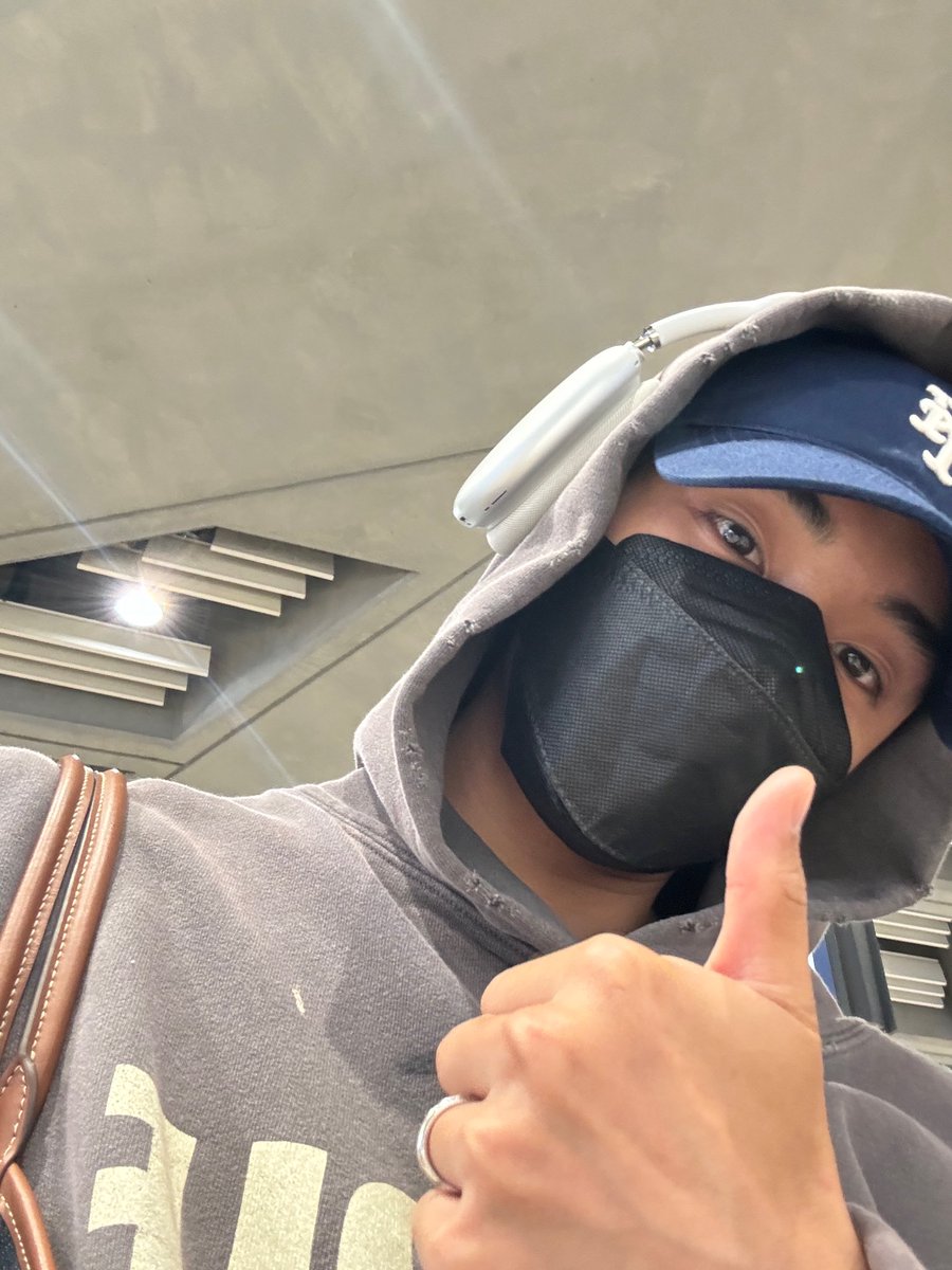 [240928]  {7.35 PM CST} 

#WINWIN 

I slept for abit on the plane, I ate noodles after waking up 🍝 🍝 My new character is someone who is very different from me hahahaha I’m collecting my luggage 

#윈윈버블 #董思成