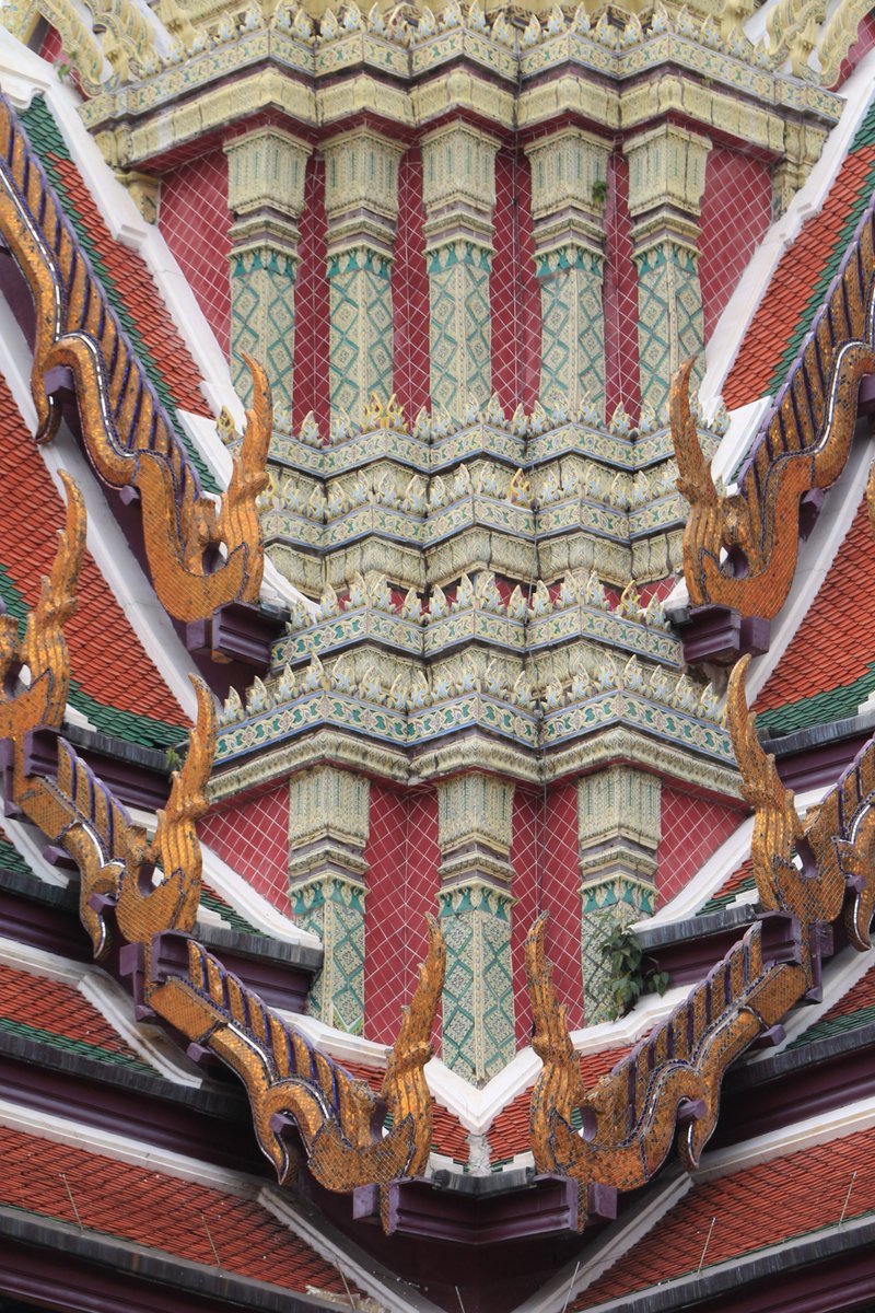reenay305's tweet photo. What is the first thing when you see from the photo below?

For me, it looked like a dragon heading towards me. 

This is the Grand Palace in Bangkok. This complex is an iconic symbol of Thai architecture.

#Thailand #AmazingThailand #Bangkok https://t.co/AydrSbt1b2