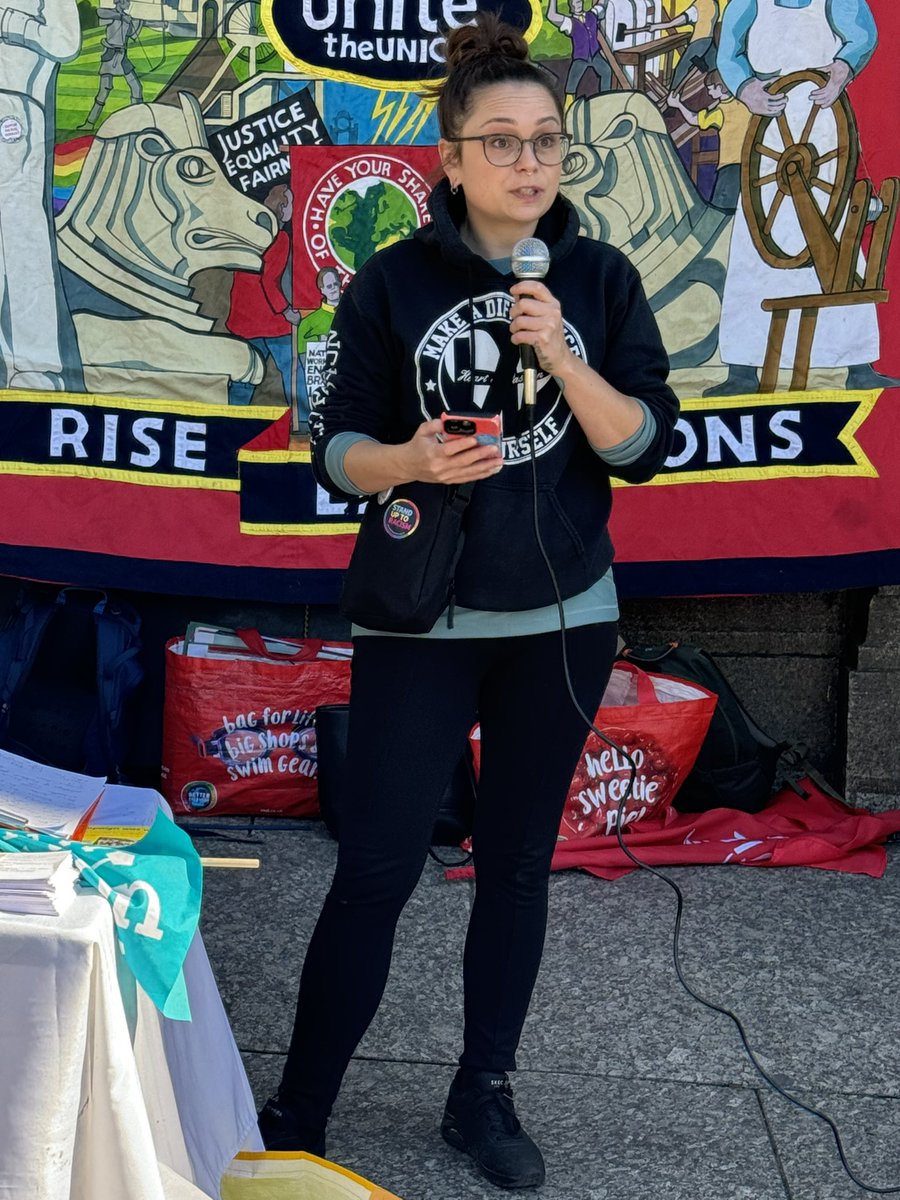 The #NEU will always stand up for our communities and oppose racism and fascism. Great speech by #Nottingham NEU President Holly standing up to racism in Market Square today #SUTR #StandUpToRacism #Nottingham